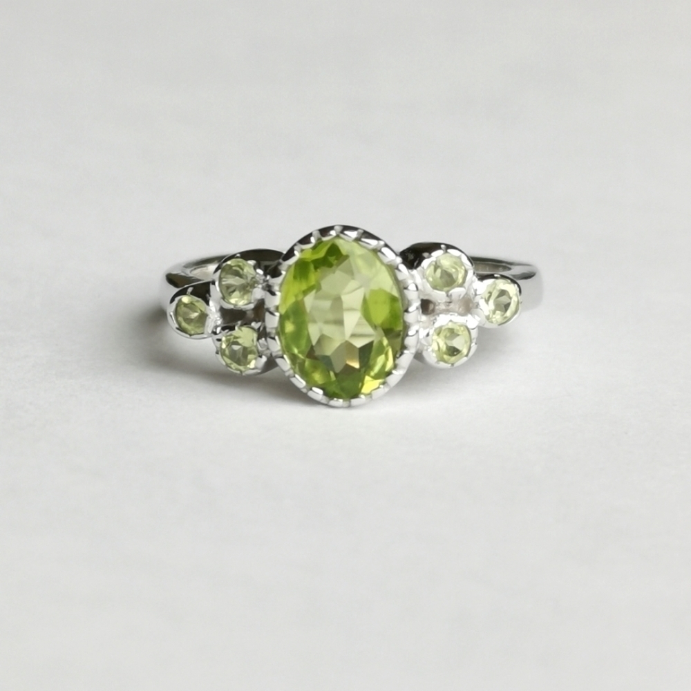 Sterling silver apple green peridot ring size 6.5 🆕